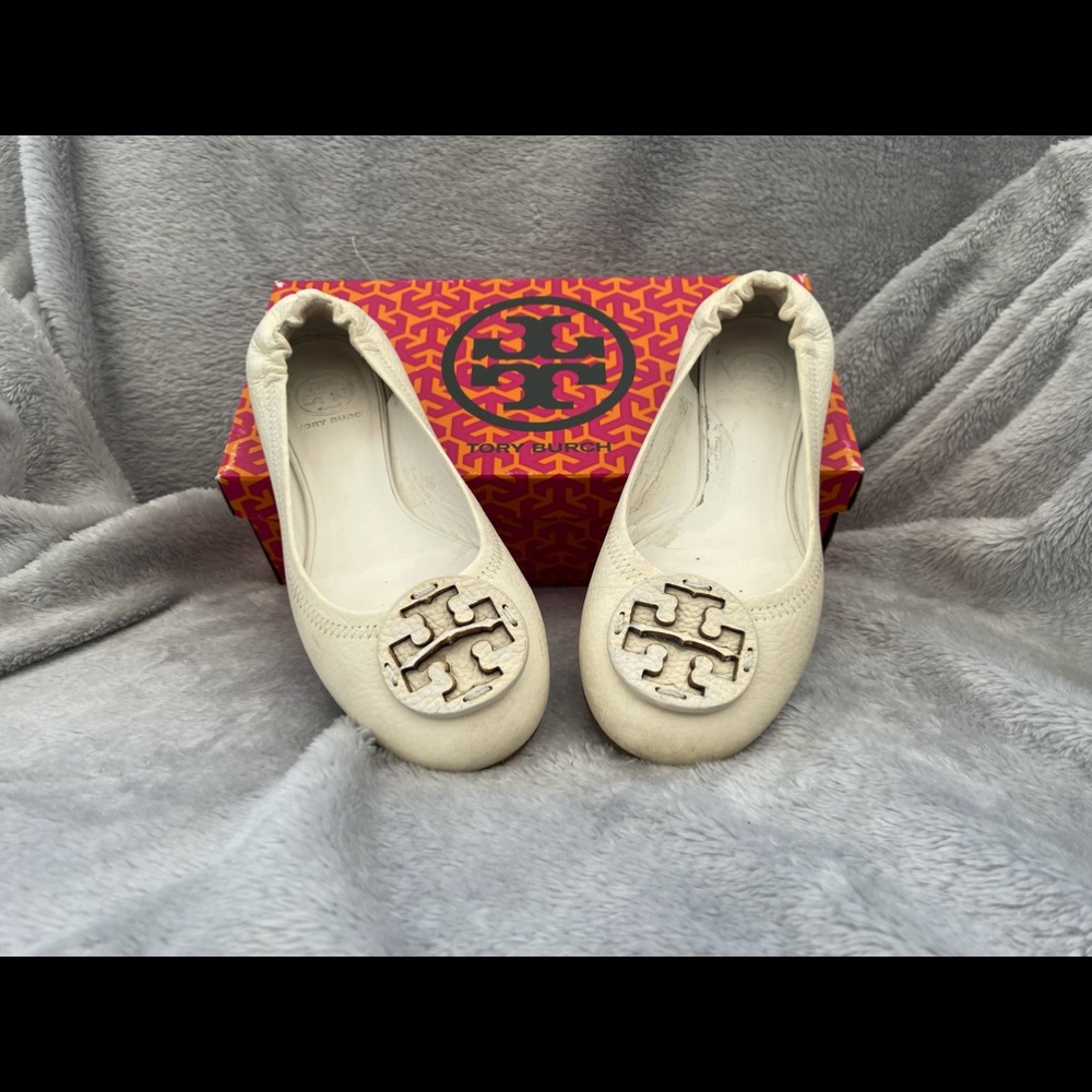 Tory Burch 7.5 Reva flats in Bleach (off white).